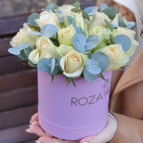 Бело-зелёные розы в коробке