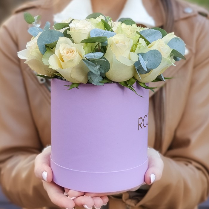 Бело-зелёные розы в коробке