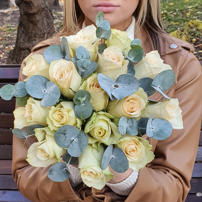 Бело-зелёные розы в коробке