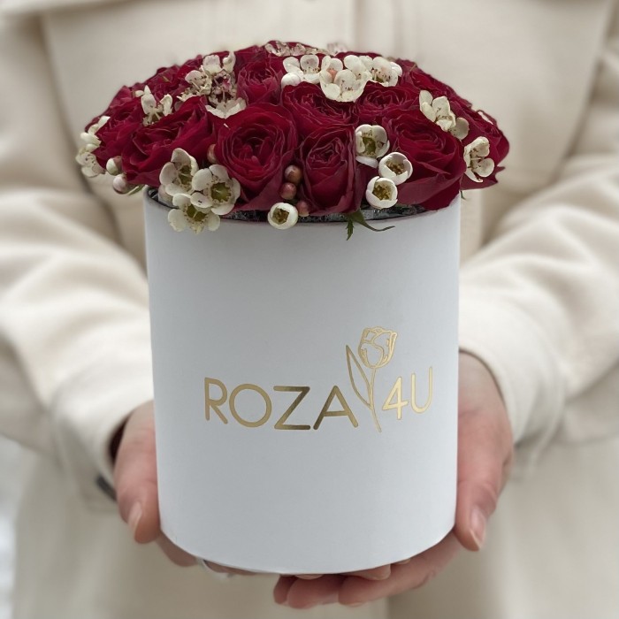 Красные пионовидные розы с ваксфлауэром в коробке