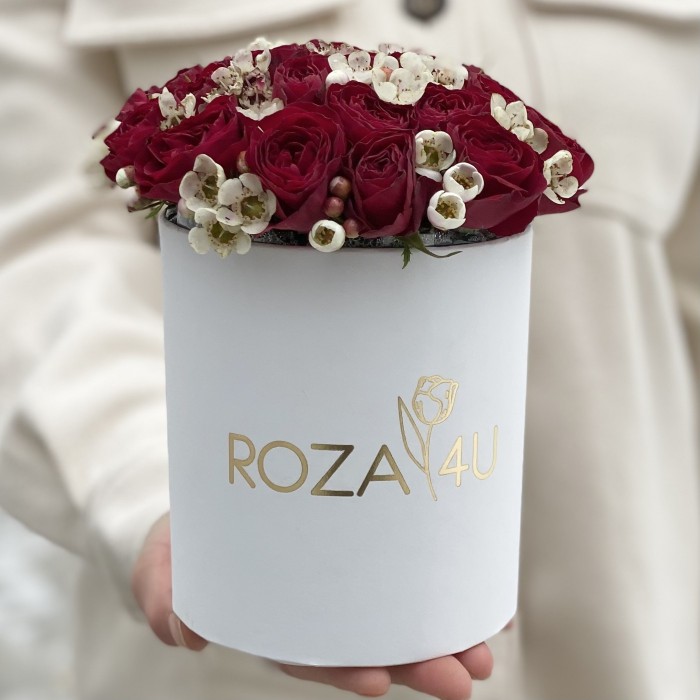 Красные пионовидные розы с ваксфлауэром в коробке