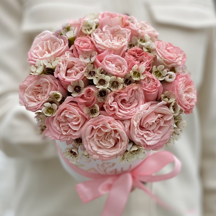 Розовые розы Мадам Бомбастик с ваксфлауэром коробке