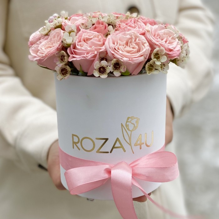 Розовые розы Мадам Бомбастик с ваксфлауэром коробке