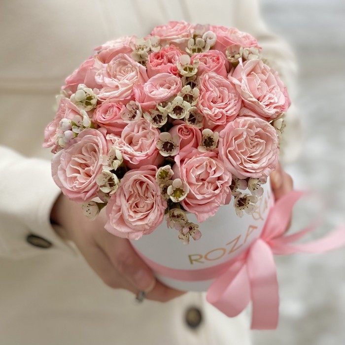 Розовые розы Мадам Бомбастик с ваксфлауэром коробке