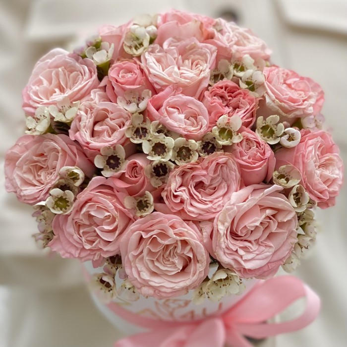 Розовые розы Мадам Бомбастик с ваксфлауэром коробке