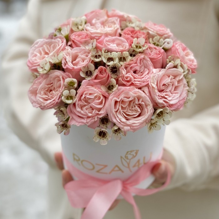 Розовые розы Мадам Бомбастик с ваксфлауэром коробке