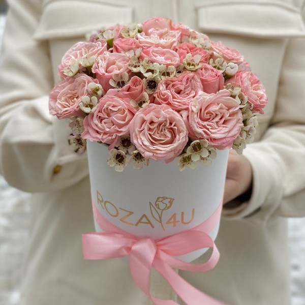 Розовые розы Мадам Бомбастик с ваксфлауэром коробке