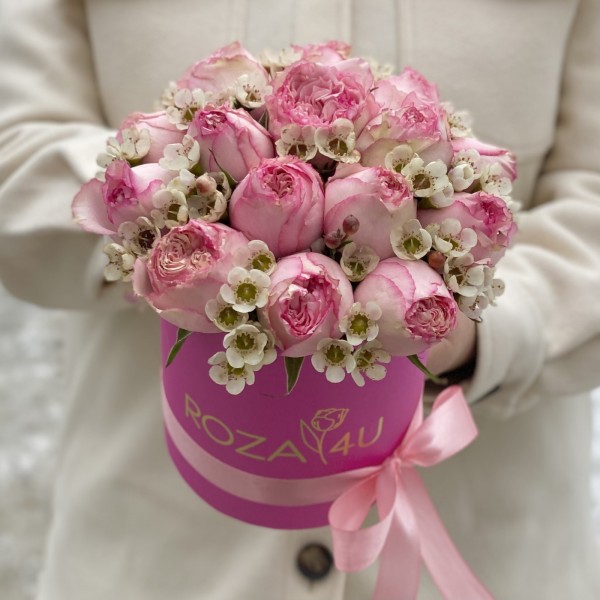 Пинк Блоссом с ваксфлауэром в шляпной коробке