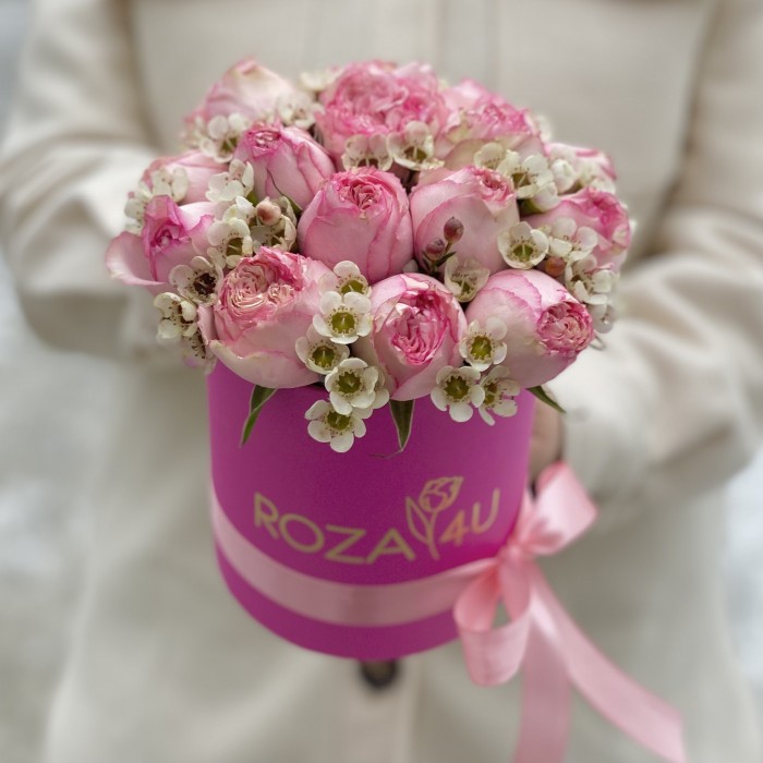 Пинк Блоссом с ваксфлауэром в шляпной коробке