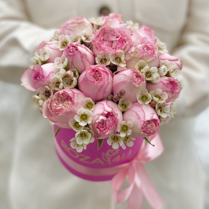 Пинк Блоссом с ваксфлауэром в шляпной коробке