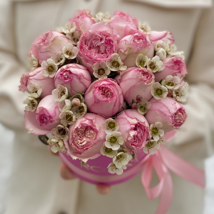 Пинк Блоссом с ваксфлауэром в шляпной коробке