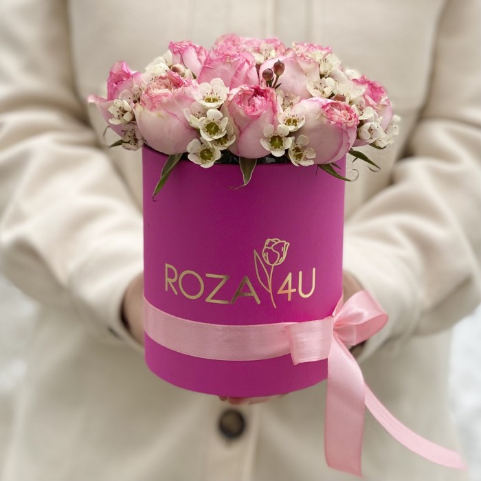 Пинк Блоссом с ваксфлауэром в шляпной коробке