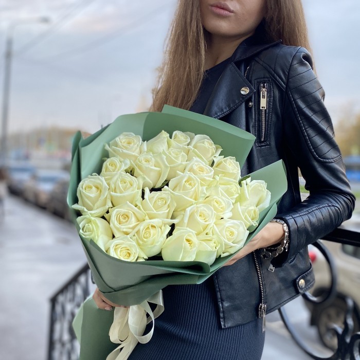 25 длинных белых роз 60 см