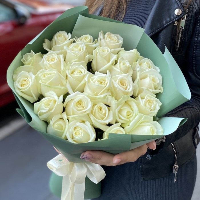 25 длинных белых роз 60 см