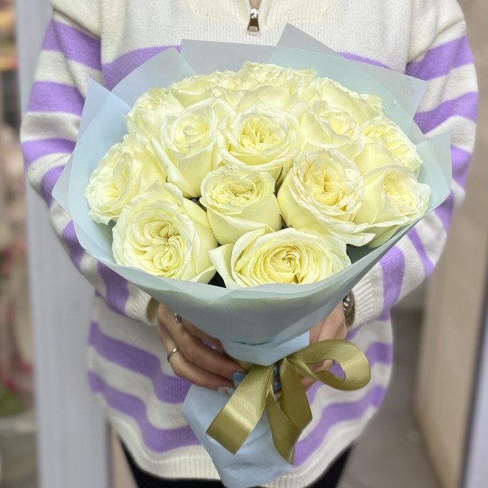 15 пионовидных роз Титан