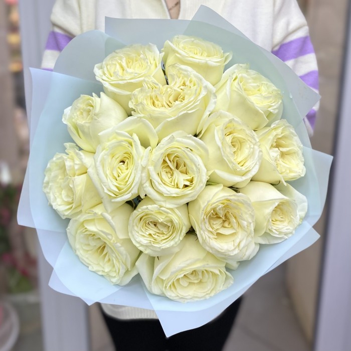 15 пионовидных роз Титан