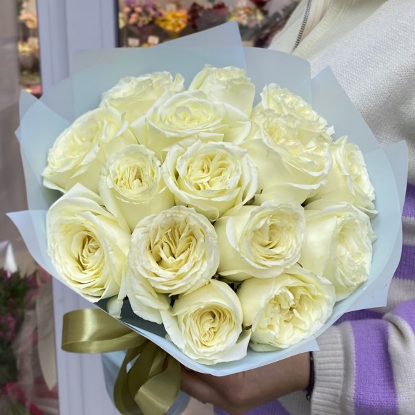 15 пионовидных роз Титан