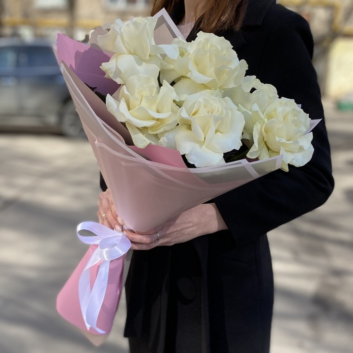 Букет из 7 крупных белых роз