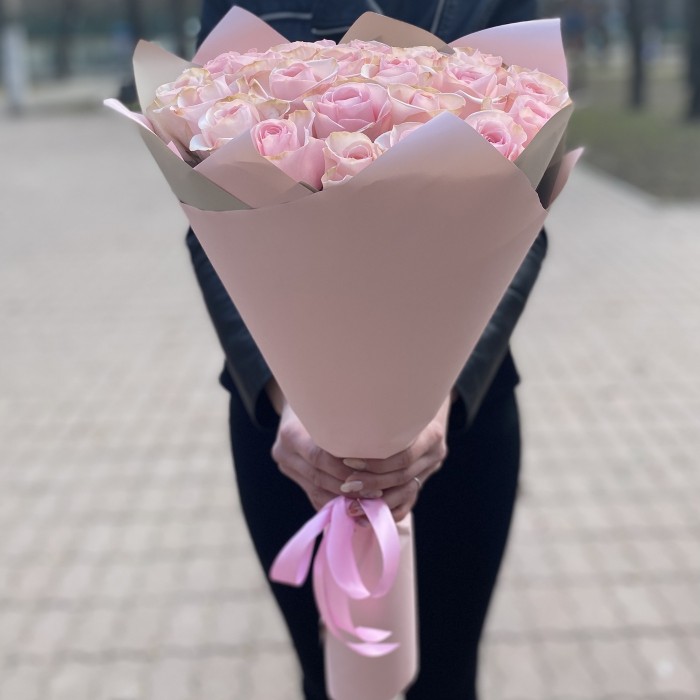 25 розовых роз Новия 50 см