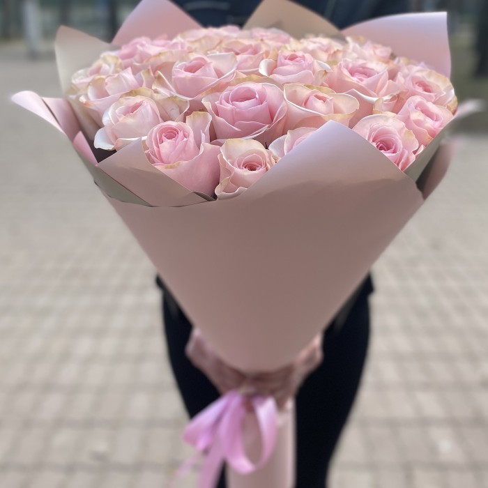 25 розовых роз Новия 50 см
