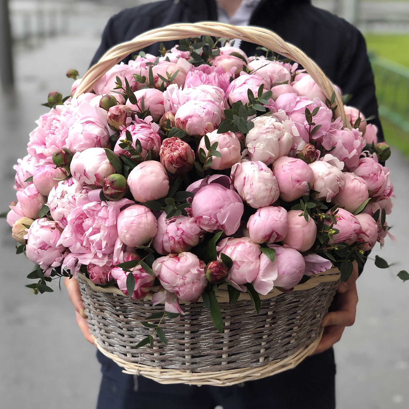 Эксклюзивный букет с розовыми пионами заказать с доставкой на Женский День Восьмого Марта