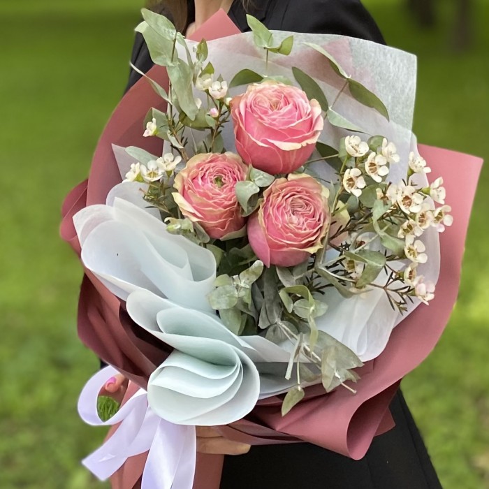 3 пионовидные розы Белиз с шамелациумом
