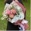 3 пионовидные розы Белиз с шамелациумом