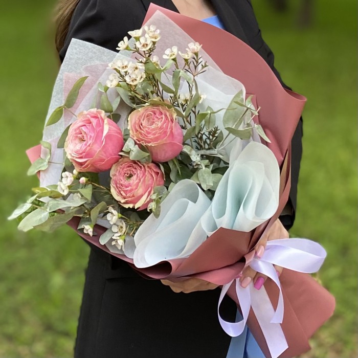 3 пионовидные розы Белиз с шамелациумом