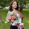 3 пионовидные розы Белиз с шамелациумом