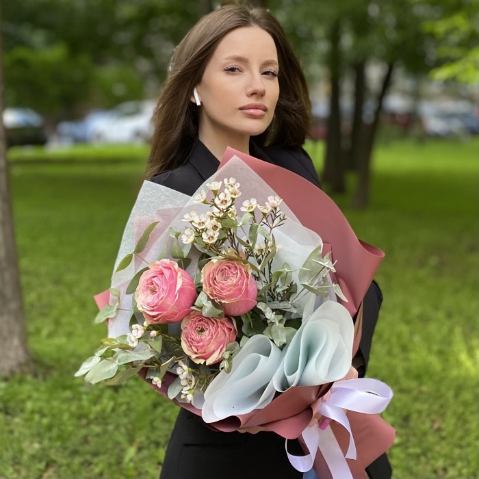 3 пионовидные розы Белиз с шамелациумом