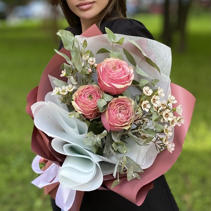 3 пионовидные розы Белиз с шамелациумом