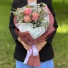 3 пионовидные розы Белиз с шамелациумом