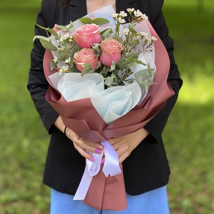 3 пионовидные розы Белиз с шамелациумом