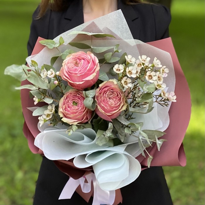 3 пионовидные розы Белиз с шамелациумом