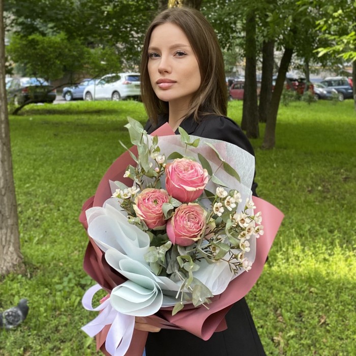 3 пионовидные розы Белиз с шамелациумом