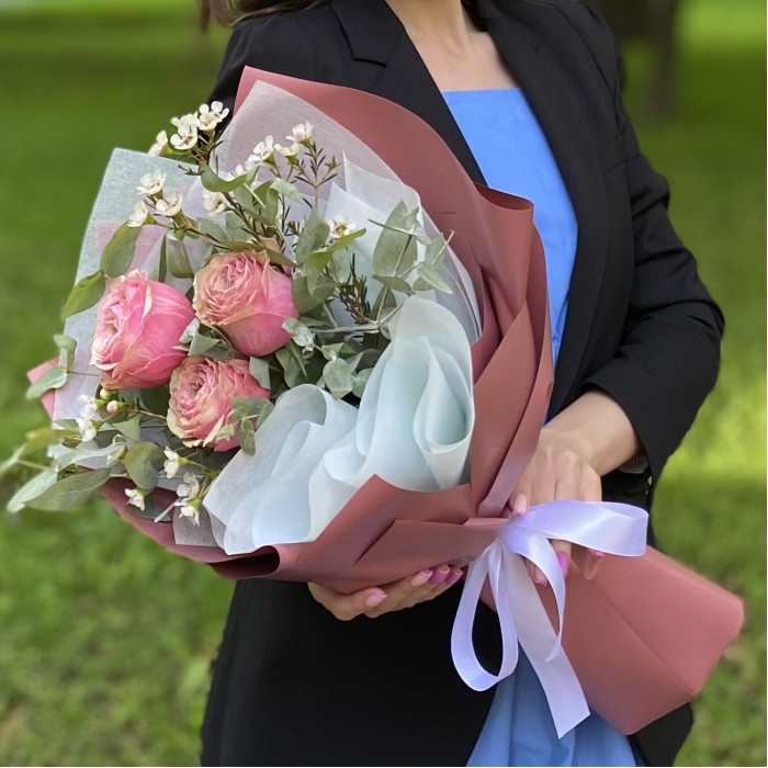 3 пионовидные розы Белиз с шамелациумом