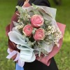 3 пионовидные розы Белиз с шамелациумом