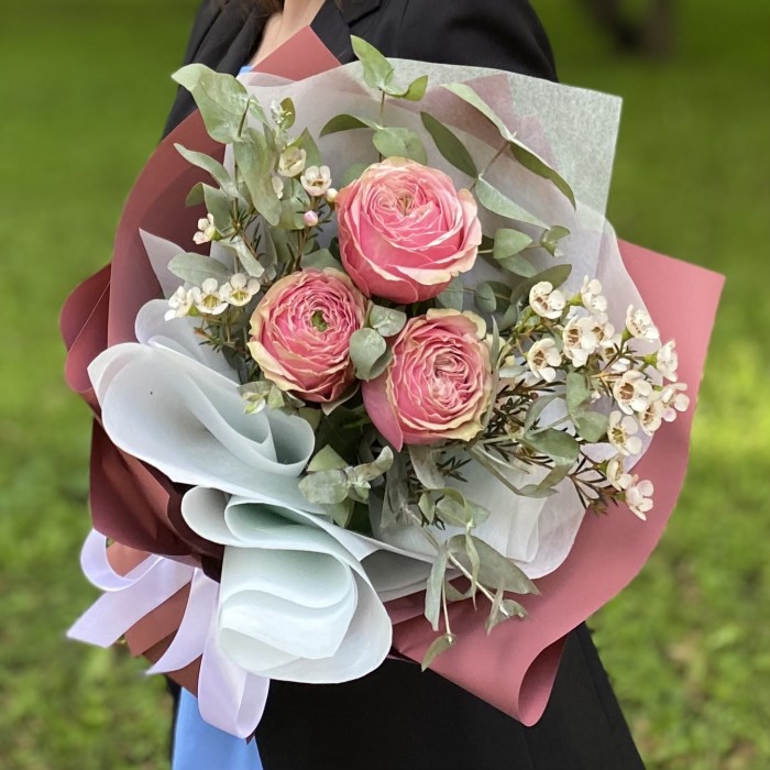 3 пионовидные розы Белиз с шамелациумом