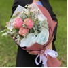 3 пионовидные розы Белиз с шамелациумом