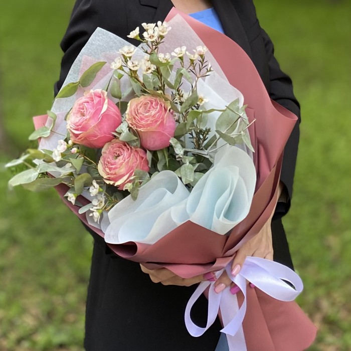 3 пионовидные розы Белиз с шамелациумом