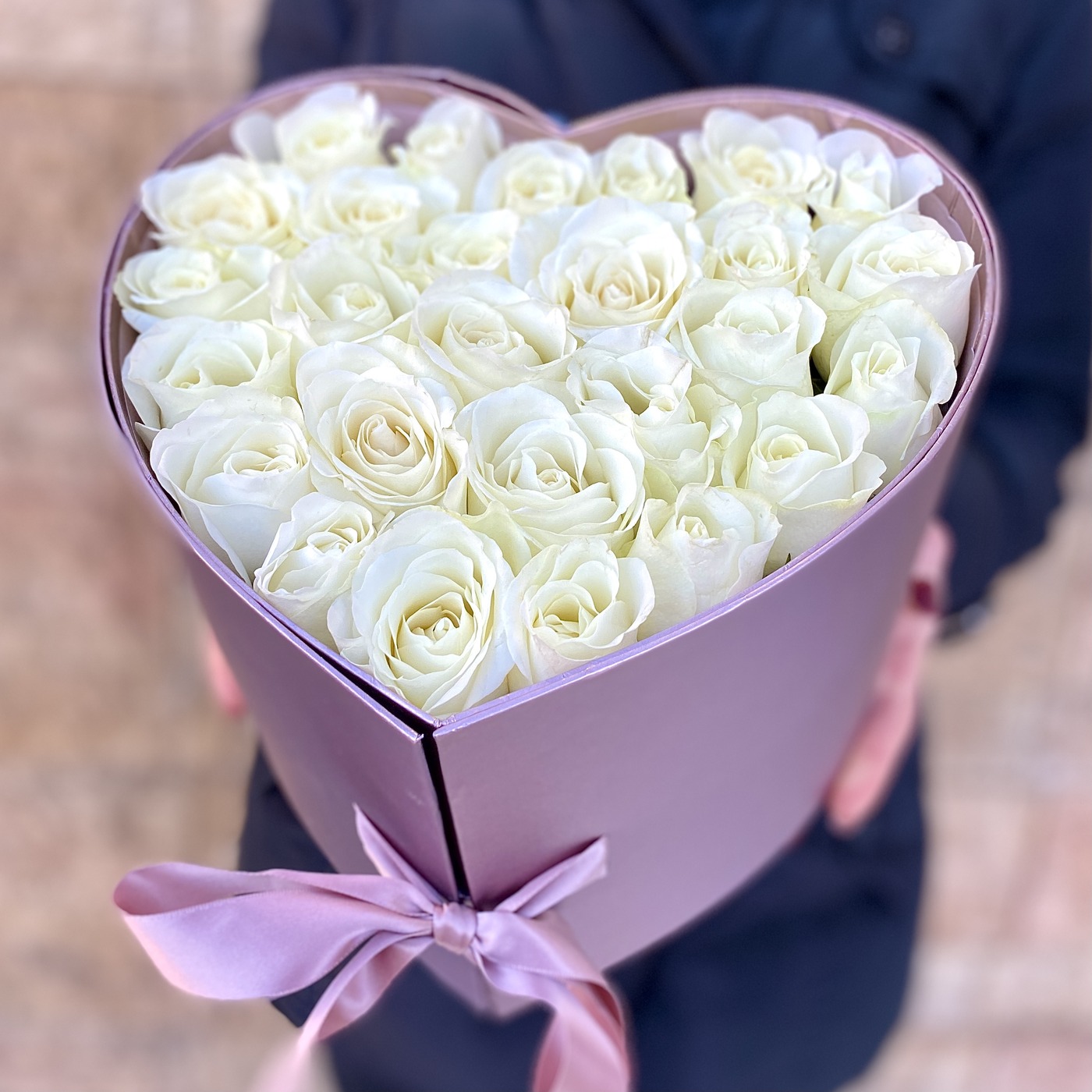 Композиция с белыми  розами  в клоробке-сердце на 14 февраля