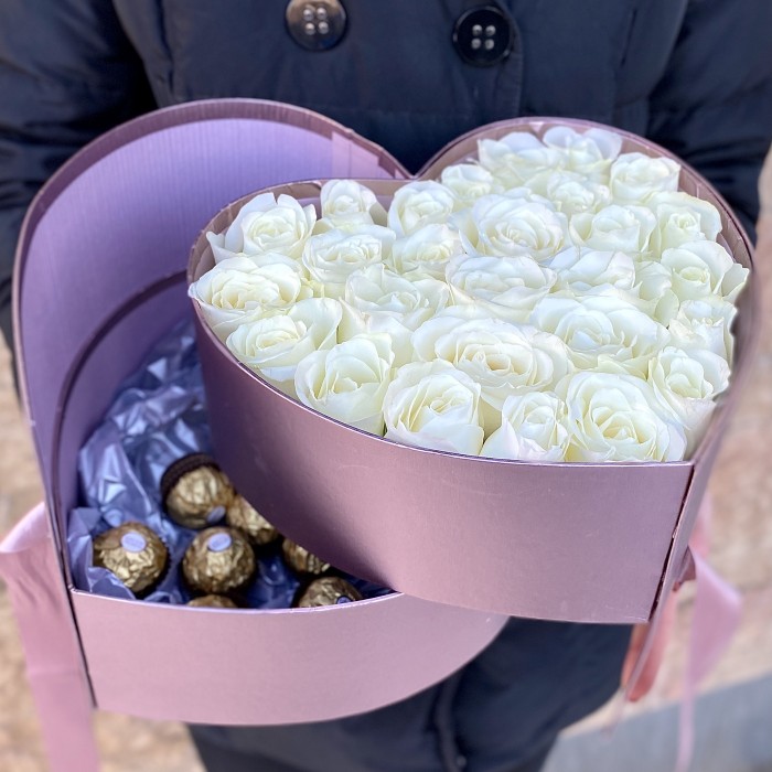 Белые розы в сердце-шкатулке