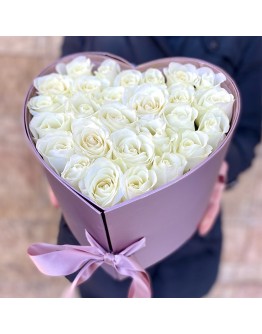 Белые розы в сердце-шкатулке