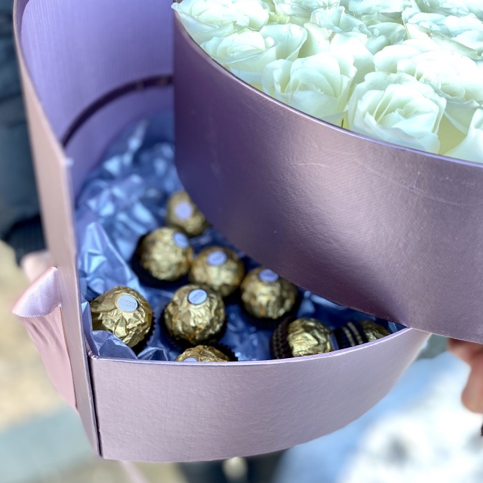 Белые розы в сердце-шкатулке