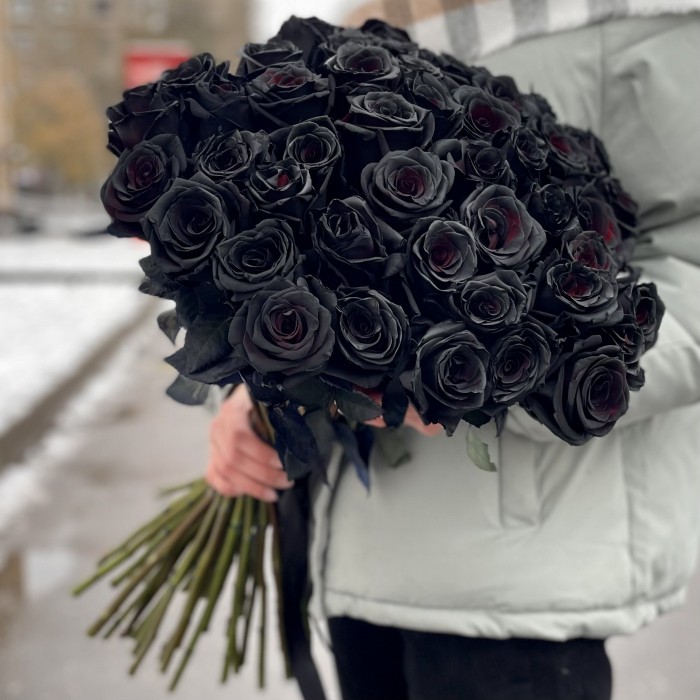 Траурный букет черных роз