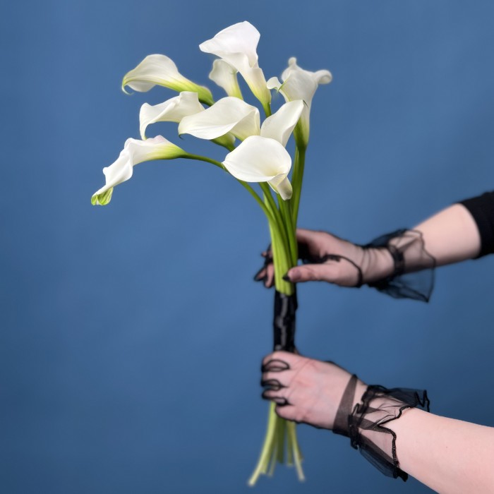 Траурный Букет из 10 белых калл