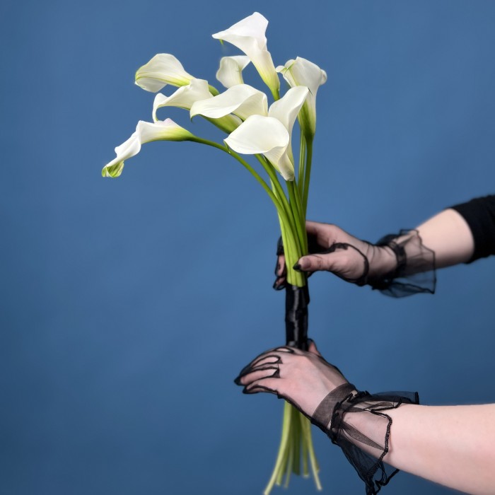 Траурный Букет из 10 белых калл