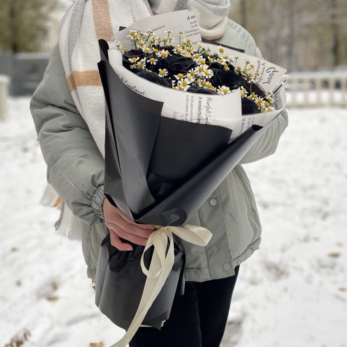 Букет с черными розами Танец Уэнсдей