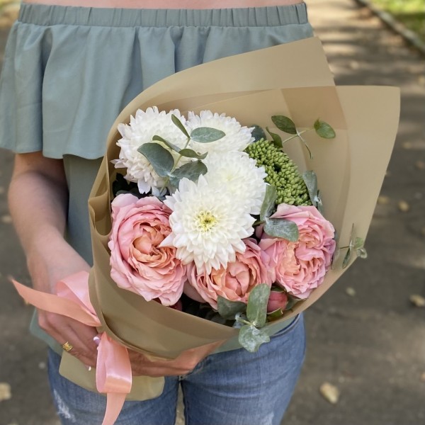 Букет с кустовой пионовидной розой и хризантемой Первоклашка