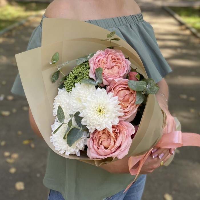 Букет с кустовой пионовидной розой и хризантемой Первоклашка